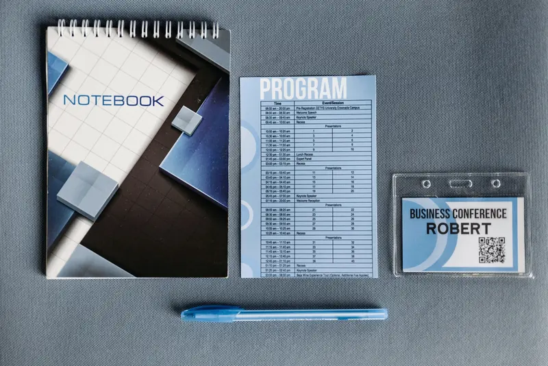 Kit de evento con libreta, programa, credencial con cinta y lapicero