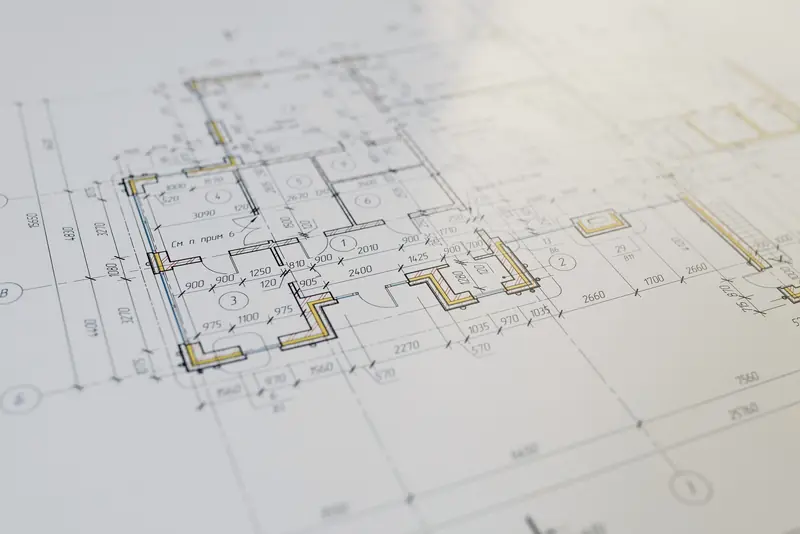 Plano de arquitectura impreso sobre una mesa
