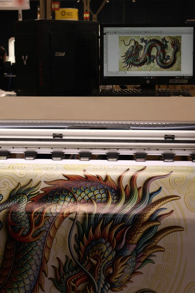 Plotter de gran formato imprimiendo una lona con una ilustración