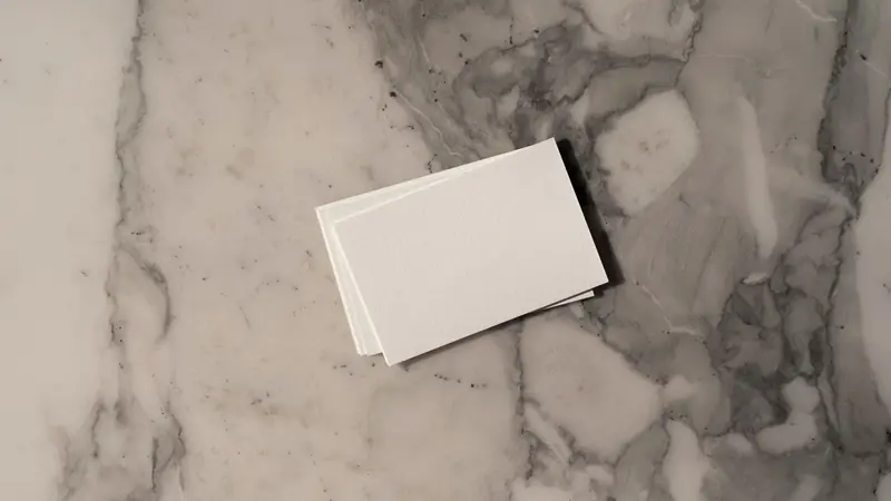 Tarjeta de presentación en blanco sobre mármol