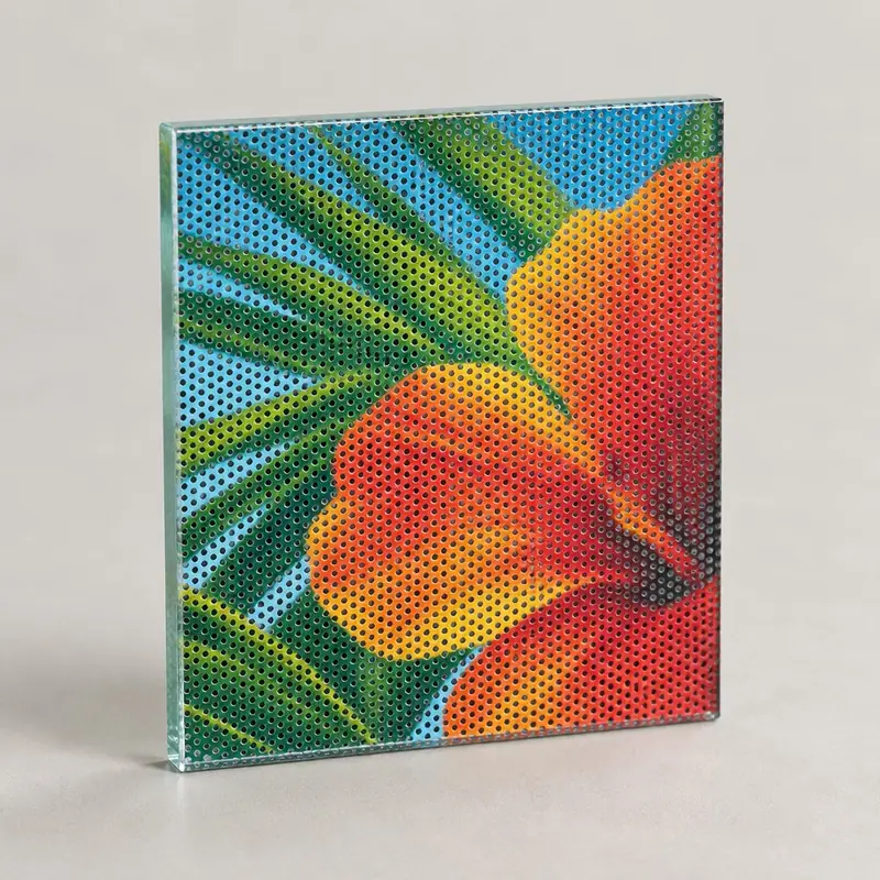 Vinilo microperforado impreso con una flor, colocado sobre un vidrio