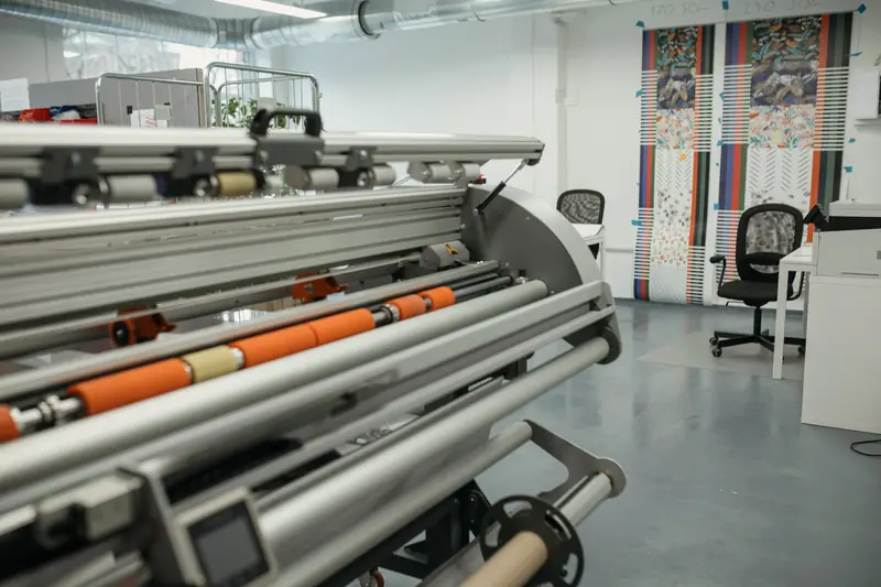Taller de impresión con una máquina de gran formato y rollos de material