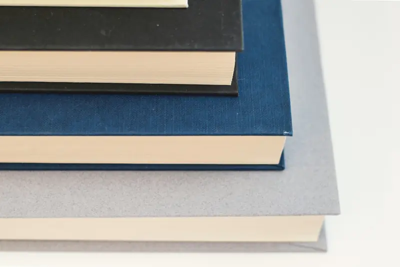 Libros empastados en tapa dura apilados