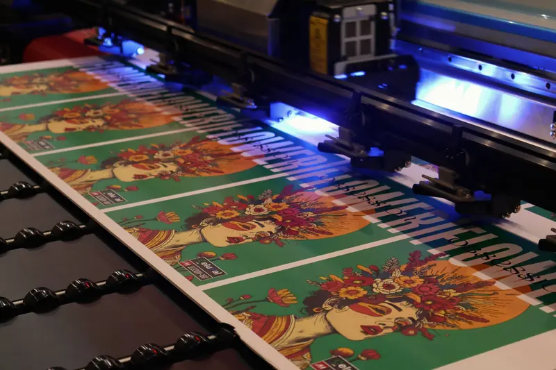 Impresora con luz ultravioleta imprimiendo una ilustración a todo color