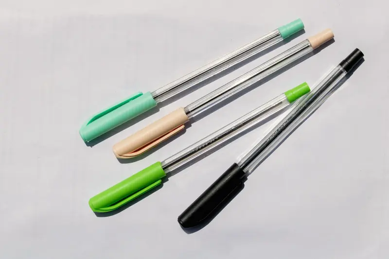 Lapiceros de colores sobre fondo blanco