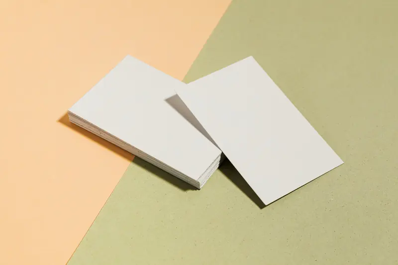 Tarjetas de presentación en blanco sobre un fondo de dos colores